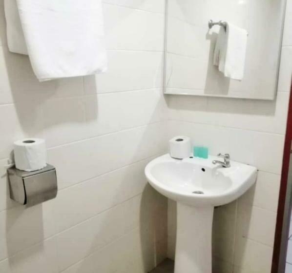 豪华三人间, Johns Place