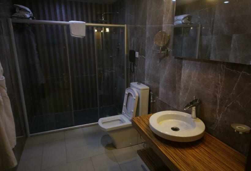 سوییت اجرایی, Momona