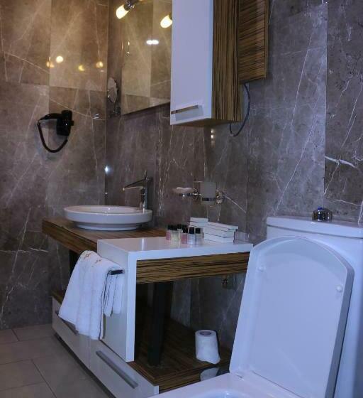 سوییت اجرایی, Momona