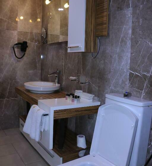 سوییت اجرایی, Momona