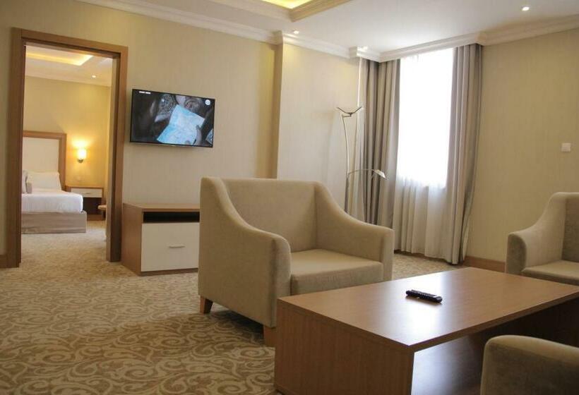 سوییت اجرایی, Momona