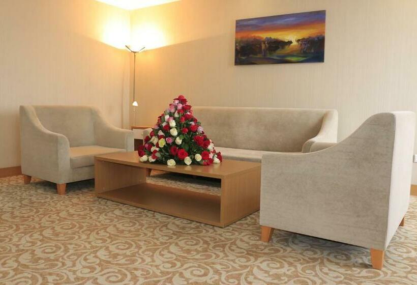 سوییت اجرایی, Momona