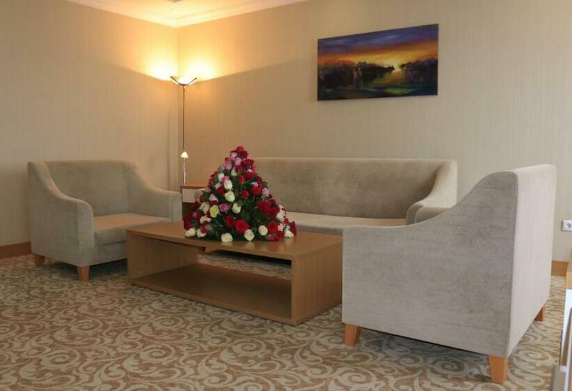 سوییت اجرایی, Momona