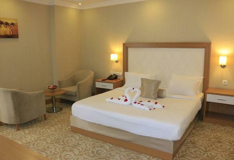 اتاق لوکس با تخت بزرگ, Momona