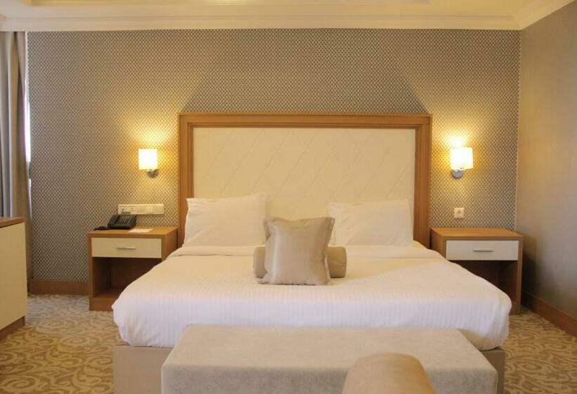 اتاق لوکس با تخت بزرگ, Momona