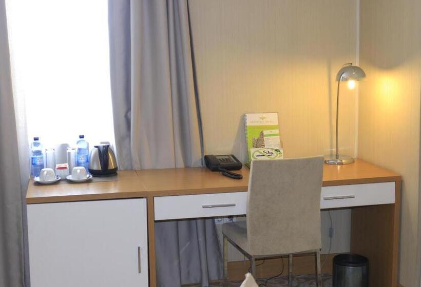 اتاق استاندارد یک نفره, Momona