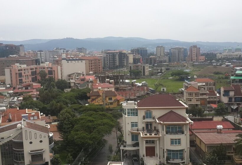 اتاق استاندارد با چشمانداز شهر, Momona