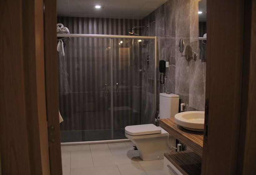 سوییت اجرایی, Momona