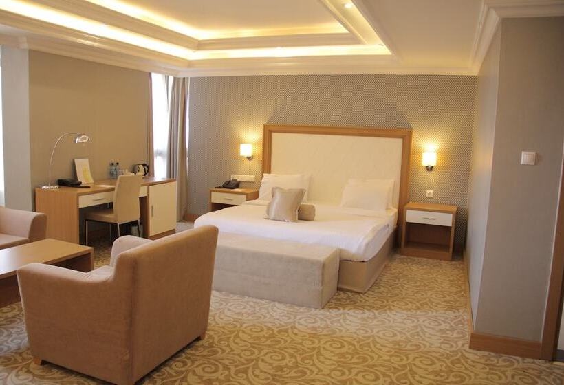 سوییت اجرایی, Momona