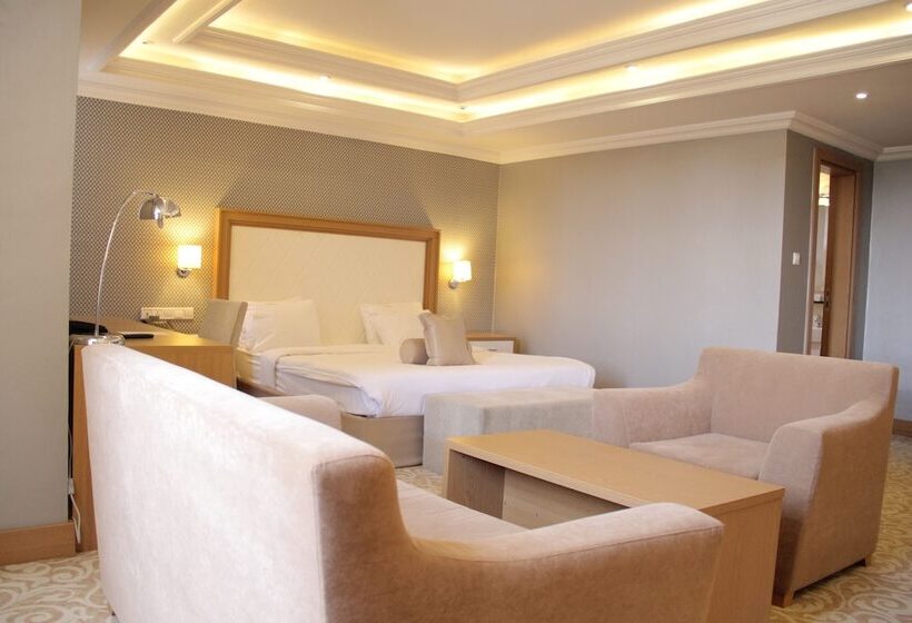 سوییت اجرایی, Momona