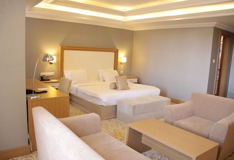 سوییت اجرایی, Momona