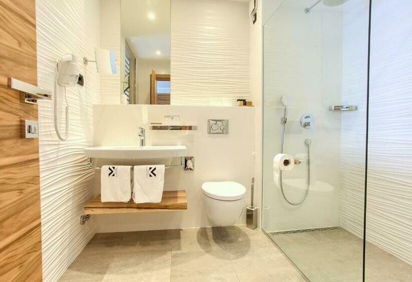 اتاق لوکس با بالکن و چشم‌انداز دریا, Villa Margaret