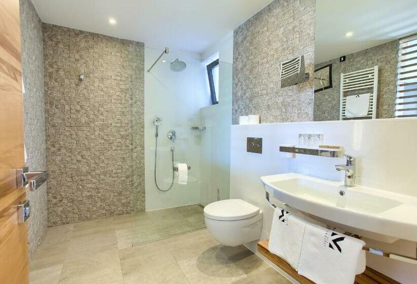 سوییت جونیور با چشم‌انداز جانبی دریا, Villa Margaret