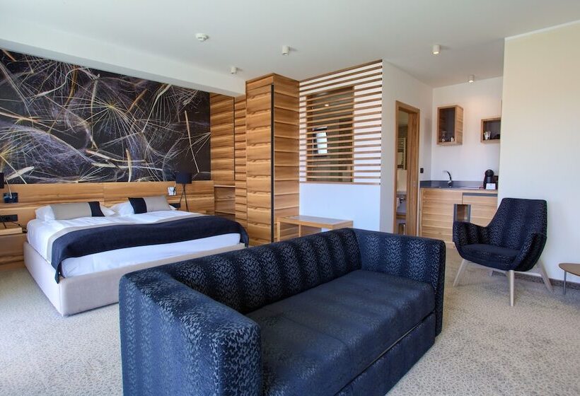 سوییت جونیور با چشم‌انداز جانبی دریا, Villa Margaret