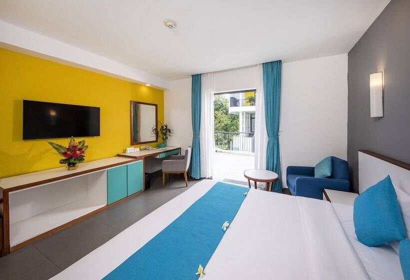 带泳池观景的豪华房, êmm Hotel Hoi An