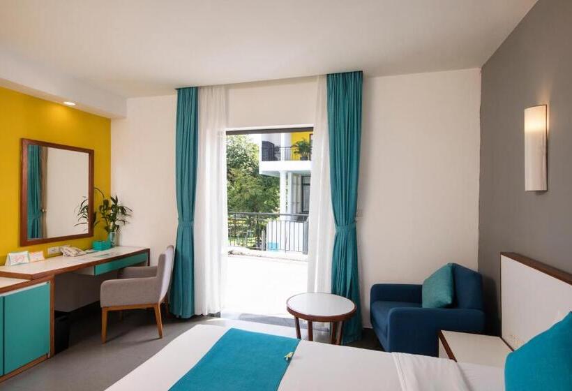 带泳池观景的豪华房, êmm Hotel Hoi An