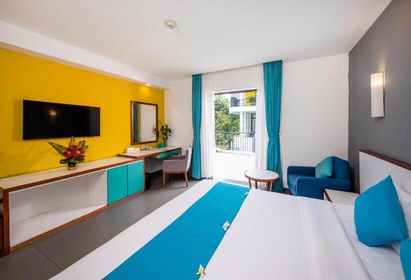 带泳池观景的豪华房, êmm Hotel Hoi An