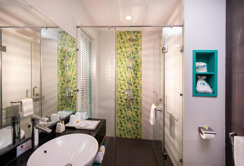 带泳池观景的豪华房, êmm Hotel Hoi An