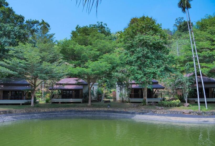 اتاق استاندارد با چشم‌انداز دریاچه, Victoria Cliff Hotel & Resort, Kawthaung