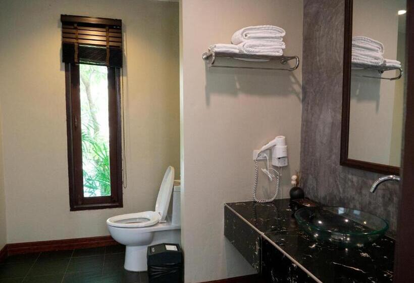 اتاق استاندارد با چشم‌انداز دریاچه, Victoria Cliff Hotel & Resort, Kawthaung