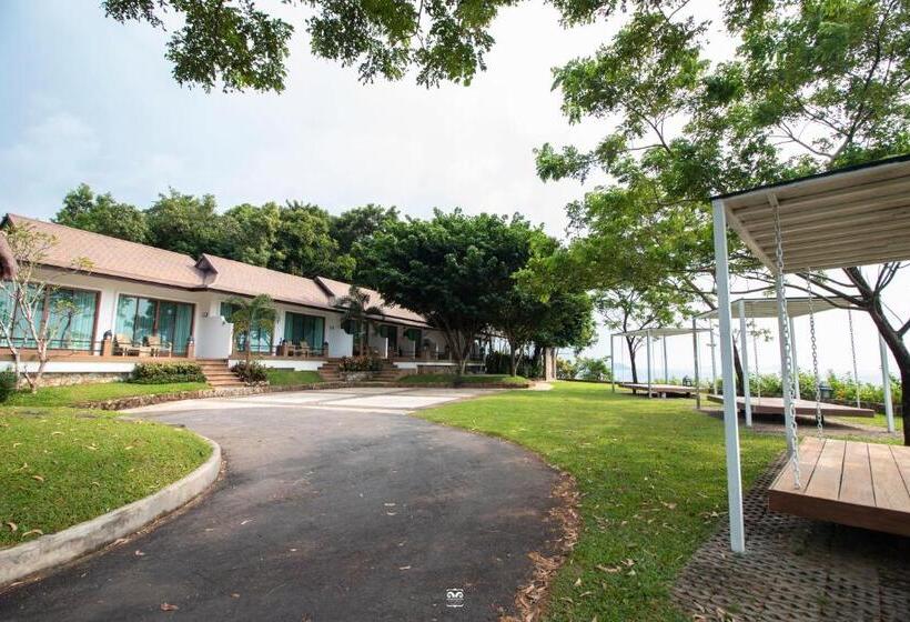 اتاق لوکس با بالکن و چشم‌انداز دریا, Victoria Cliff Hotel & Resort, Kawthaung