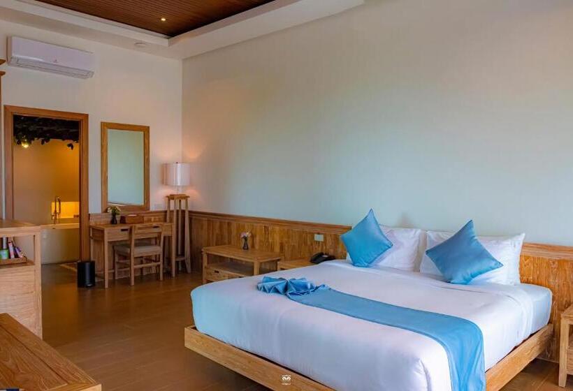 اتاق لوکس با بالکن و چشم‌انداز دریا, Victoria Cliff Hotel & Resort, Kawthaung