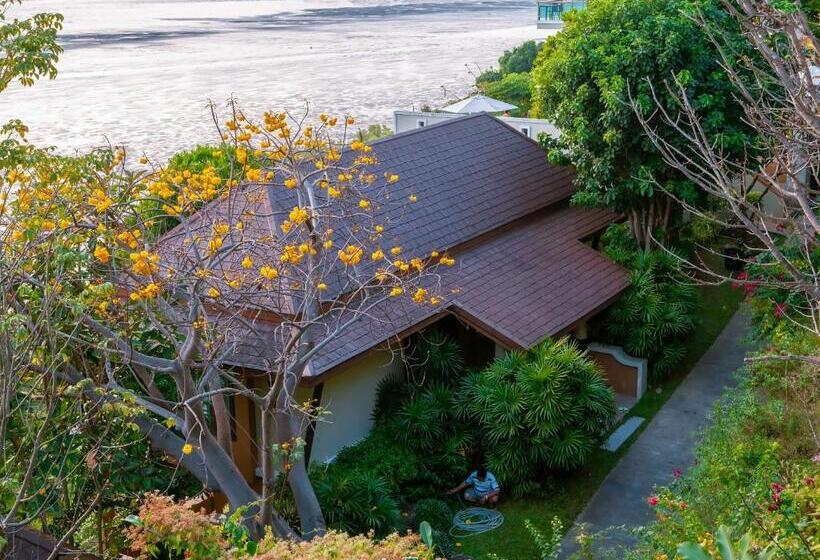 اتاق لوکس با بالکن و چشم‌انداز دریا, Victoria Cliff Hotel & Resort, Kawthaung