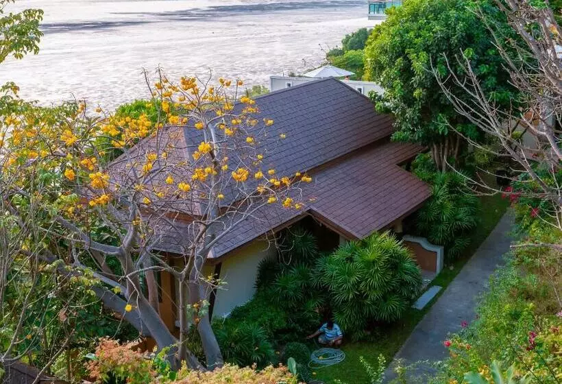 اتاق لوکس با بالکن و چشم‌انداز دریا, Victoria Cliff Hotel & Resort, Kawthaung