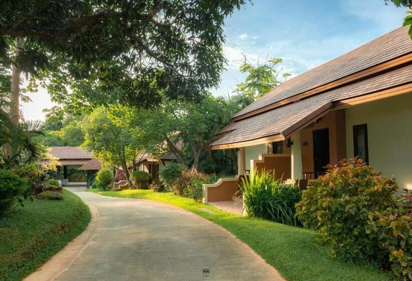 اتاق لوکس با بالکن و چشم‌انداز دریا, Victoria Cliff Hotel & Resort, Kawthaung