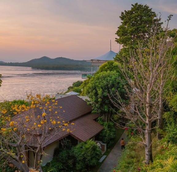 اتاق لوکس با بالکن و چشم‌انداز دریا, Victoria Cliff Hotel & Resort, Kawthaung