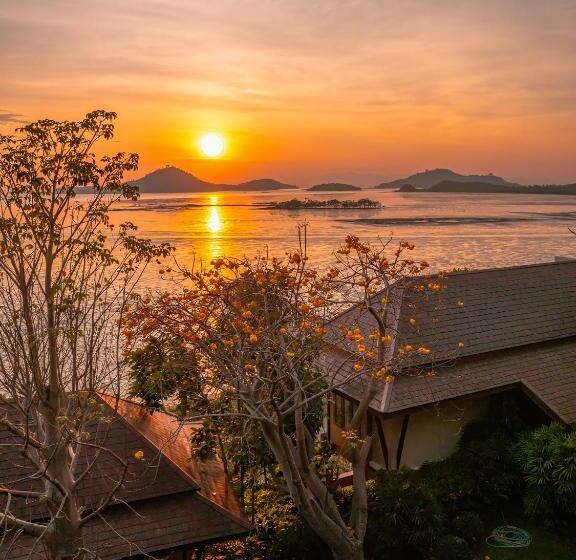 اتاق لوکس با بالکن و چشم‌انداز دریا, Victoria Cliff Hotel & Resort, Kawthaung