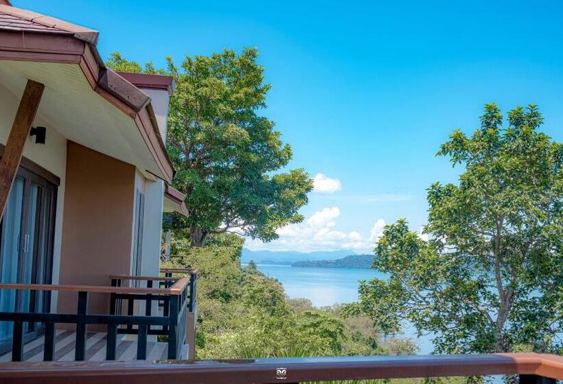 اتاق لوکس با بالکن و چشم‌انداز دریا, Victoria Cliff Hotel & Resort, Kawthaung