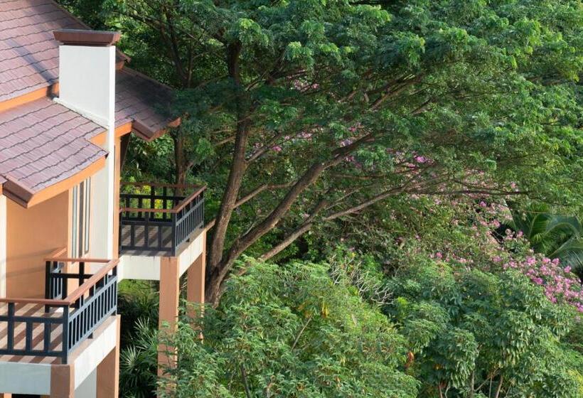اتاق لوکس با بالکن و چشم‌انداز دریا, Victoria Cliff Hotel & Resort, Kawthaung