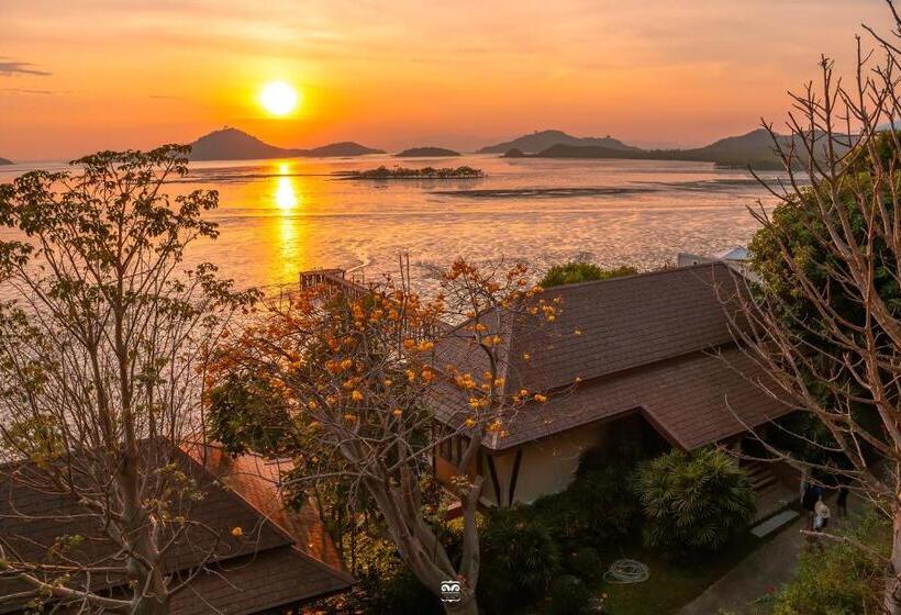 اتاق لوکس با بالکن و چشم‌انداز دریا, Victoria Cliff Hotel & Resort, Kawthaung