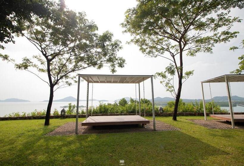 سوییت جونیور با بالکن, Victoria Cliff Hotel & Resort, Kawthaung