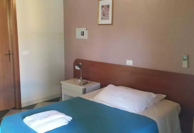 Standard Yhden Hengen Huone, Albergo Dell Angelo