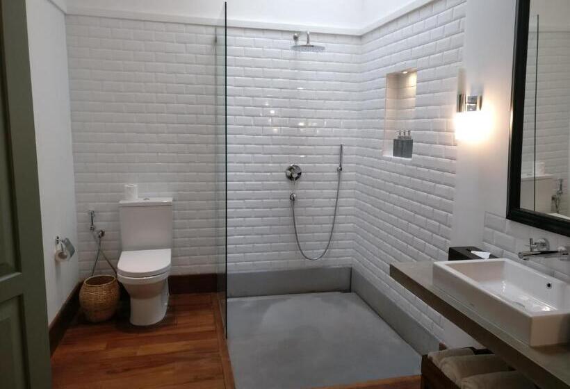 סוויטה משפחתית, Fort Bazaar