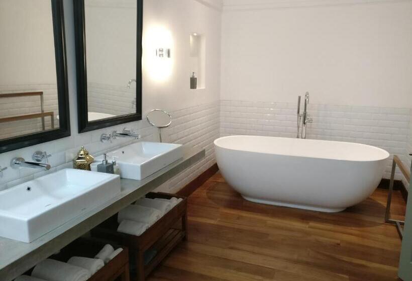 סוויטה משפחתית, Fort Bazaar