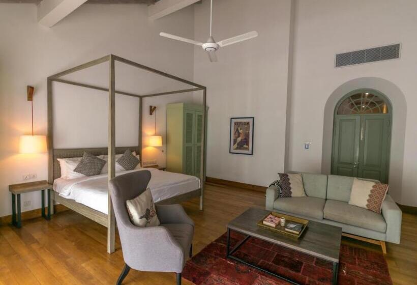 סוויטה משפחתית, Fort Bazaar