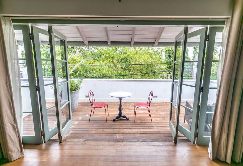 סוויטה משפחתית, Fort Bazaar