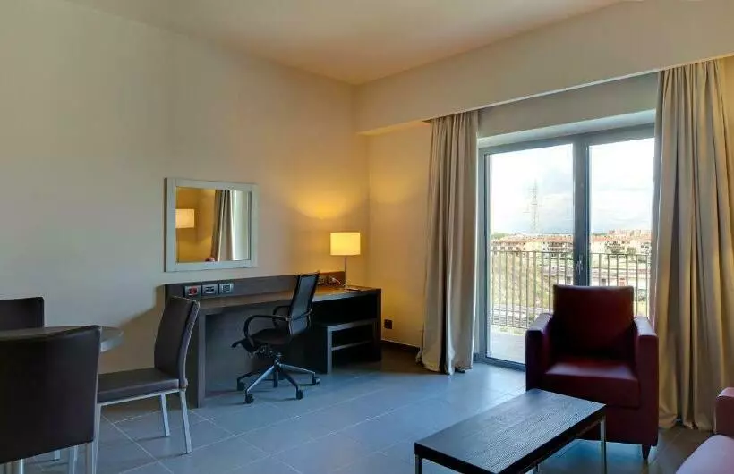 バルコニー付スイート, Inn Naples Airport