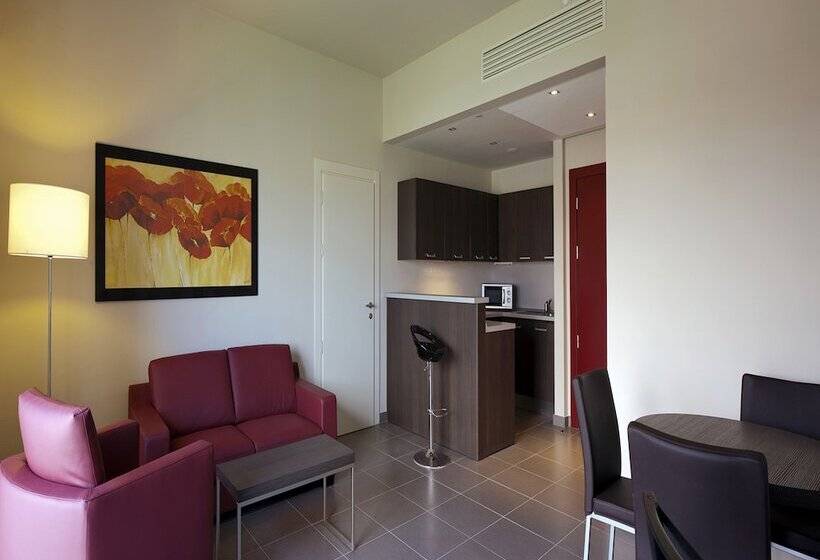 جناح إدارى, Inn Naples Airport