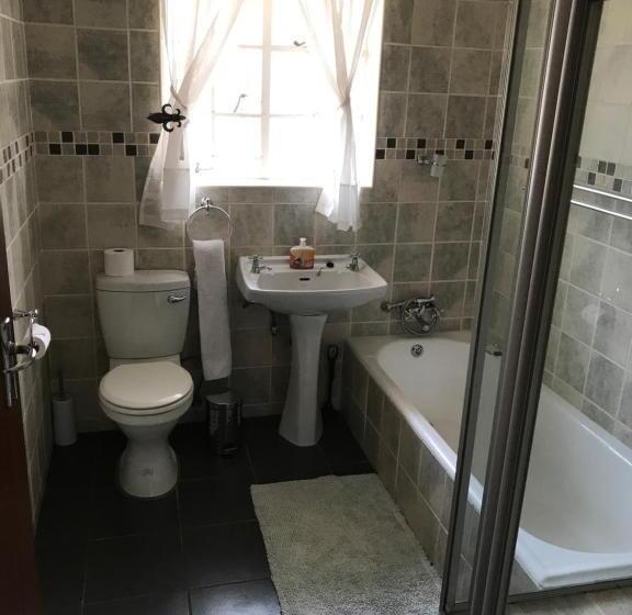 غرفة عائلية, Aerotropolis Guest Lodge