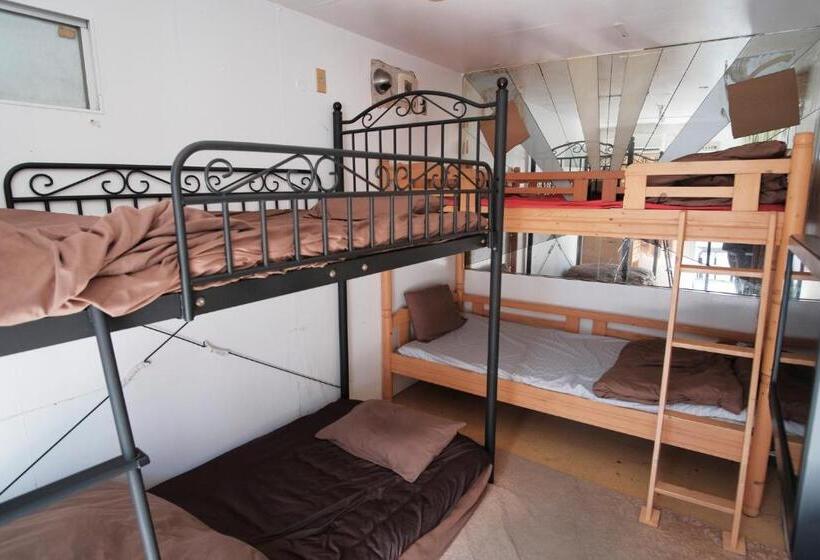 חדר משפחתי, Hamby Resort