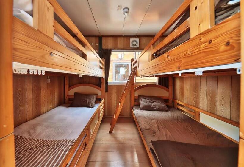 חדר משפחתי, Hamby Resort