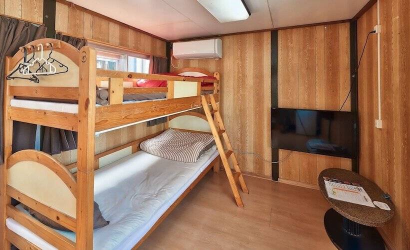 חדר משפחתי, Hamby Resort