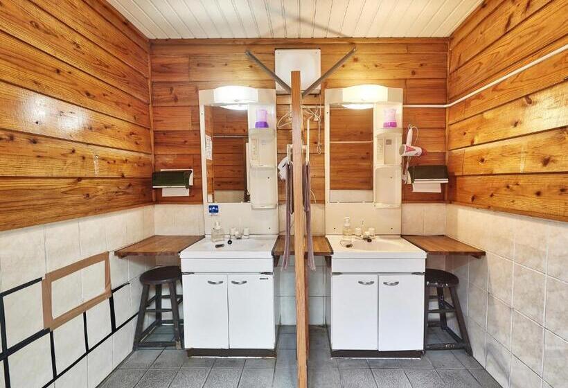 חדר משפחתי, Hamby Resort