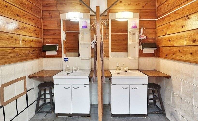 חדר משפחתי, Hamby Resort