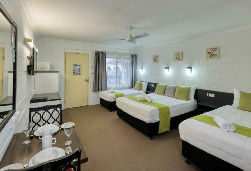 סוויטה משפחתית, Azalea Motel