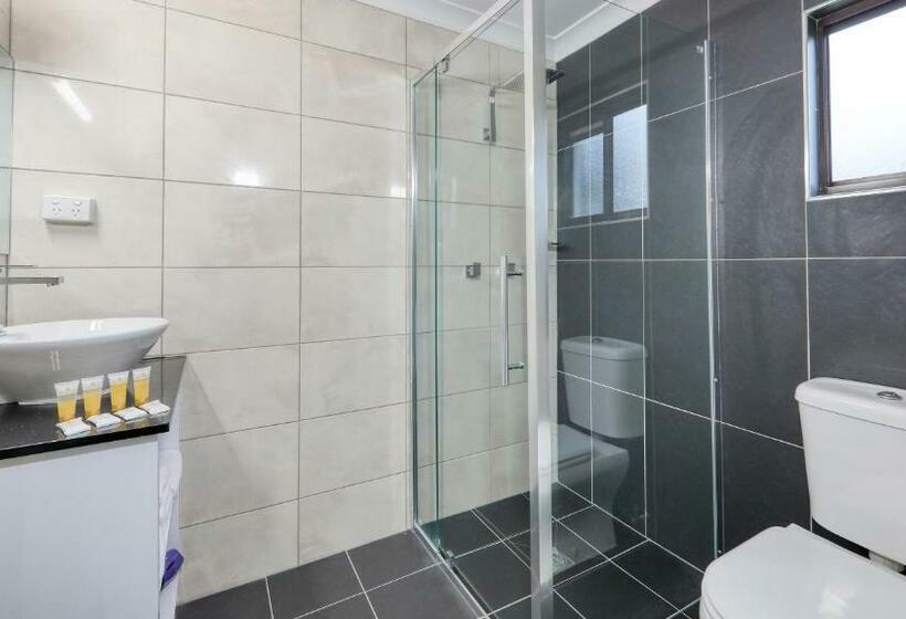 סוויטה משפחתית, Azalea Motel